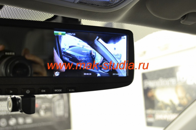 Видеорегистратор в зеркале заднего вида - камера повёрнута на водительское стекло и ведёт запись