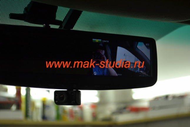 Видеорегистратор в зеркале заднего вида - при необходимости камеру можно извлечь в нижнее положение и развернуть в сторону водительского стекла