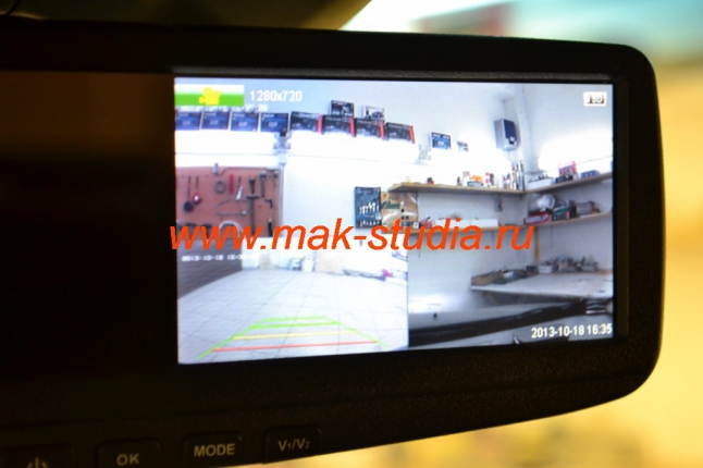 Видеорегистратор в зеркале заднего вида: режим одновременного наблюдения (картинка в картинке).