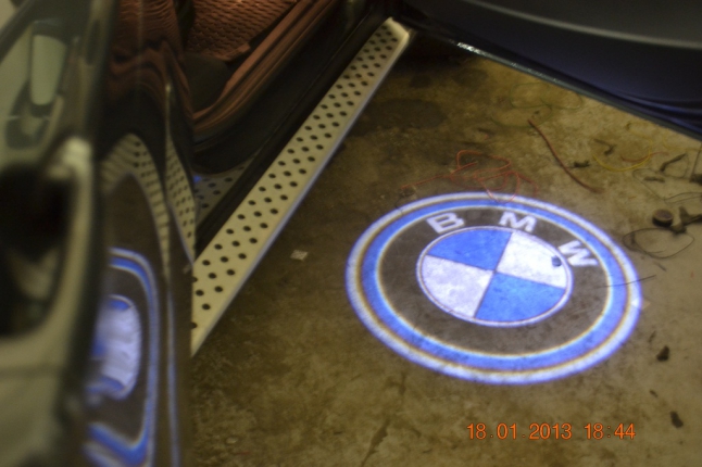 Лазерная проекция логотипа автомобиля БМВ