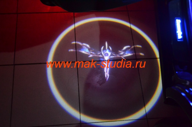 Лазерная проекция логотипа автомобиля