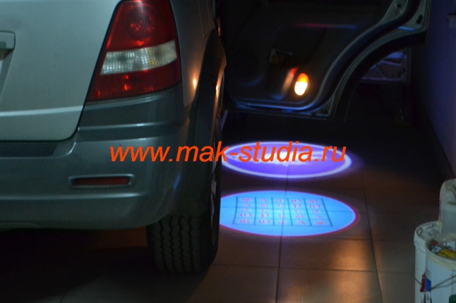 Лазерная проекция логотипа автомобиля Киа