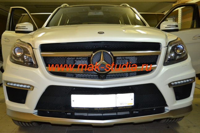 Лазерная проекция логотипа авто на Mercedes–Benz GL-AMG