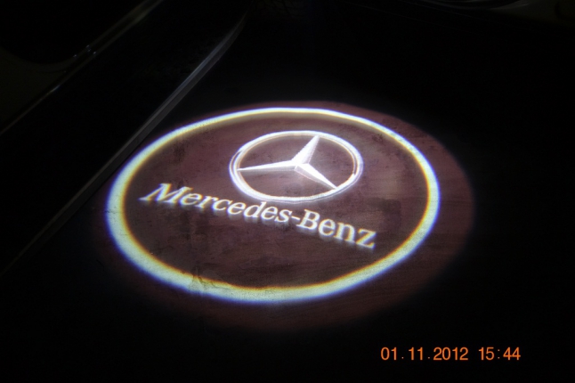 Лазерная проекция логотипа автомобиля на Mercedes–Benz GL-Class