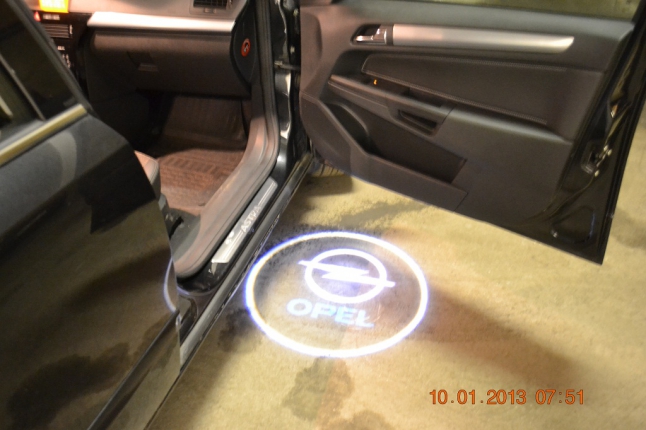 Лазерная проекция логотипа автомобиля Опель