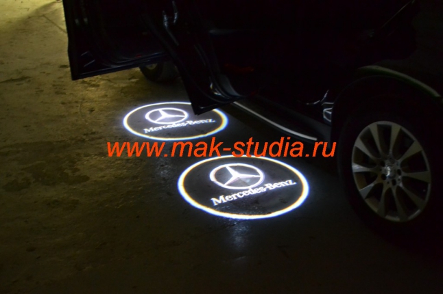 Лазерная проекция логотипа авто на Mercedes–Benz