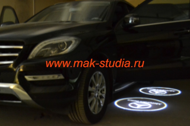 Лазерная проекция логотипа авто на Mercedes