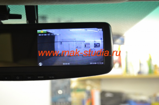 Зеркало со встроенным видеорегистратором: можно включить заднюю камеру