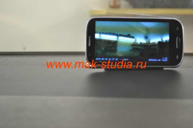 Камера видеорегистратора напрямую транслирует изображение на Ваш телефон.