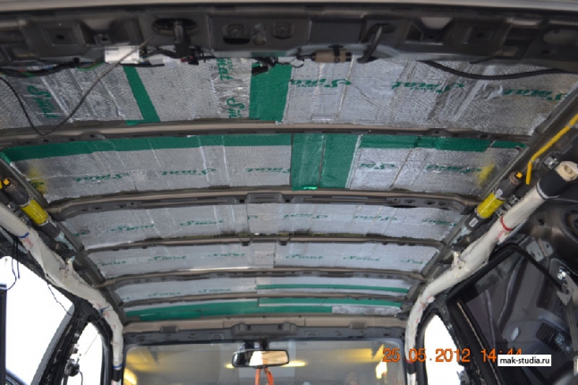 Шумоизоляция автомобиля - потолок клеим тоже со 100% перекрытием всей площади