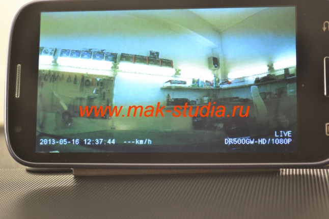 Камера видеорегистратора напрямую транслирует изображение на Ваш телефон